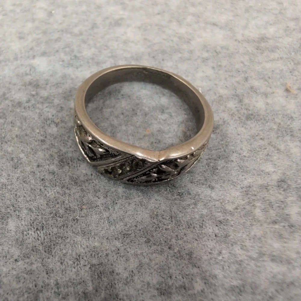 Vintage Silver Tone Floral Embossed Band Ring‎ with Inset Accents